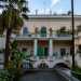 Ritornando al piano terra, raggiungiamo una porta sulla sinistra che ci permette di accedere a ci che rimane del giardino interno. E qui  possibile osservare il retro del palazzo...
